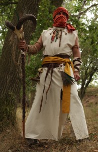 Lange beige Tunika mit Lange beige Tunika mit Kapuze